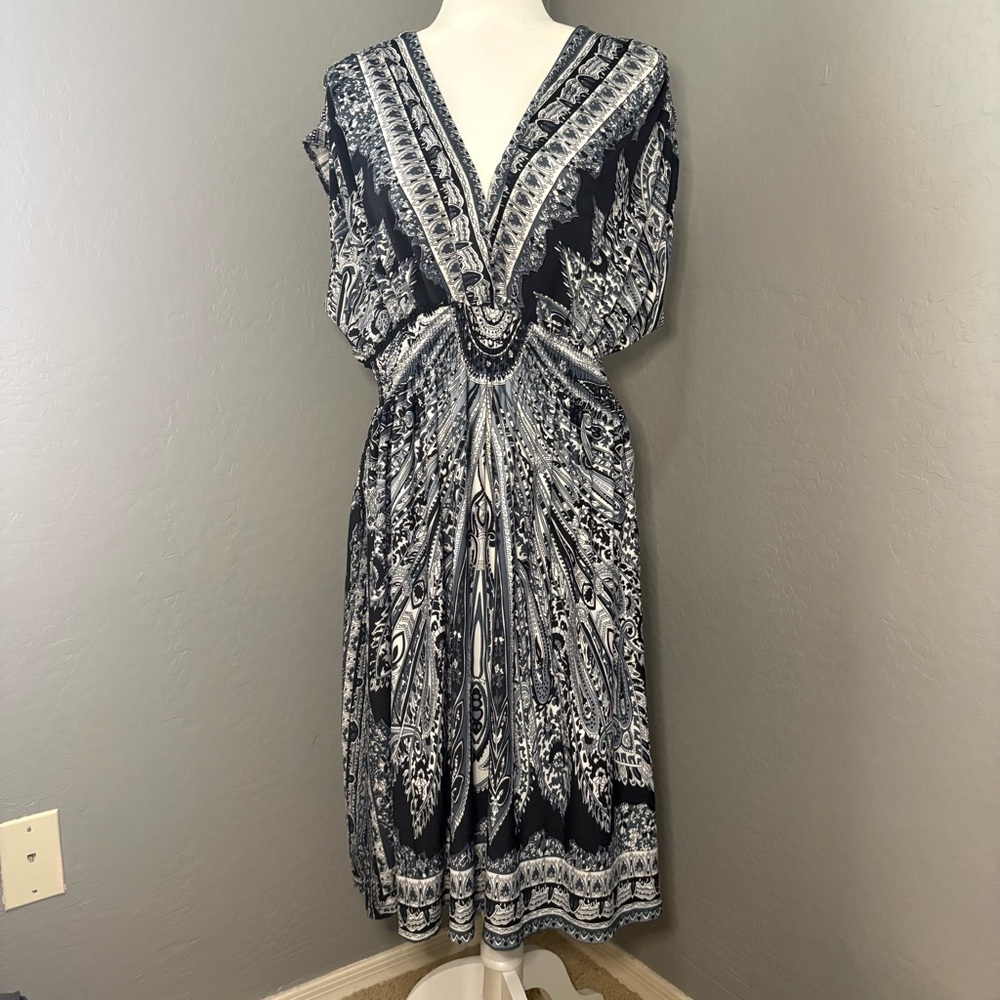 She's Cool Black and White Paisley V‑Neck Midi Dress‎